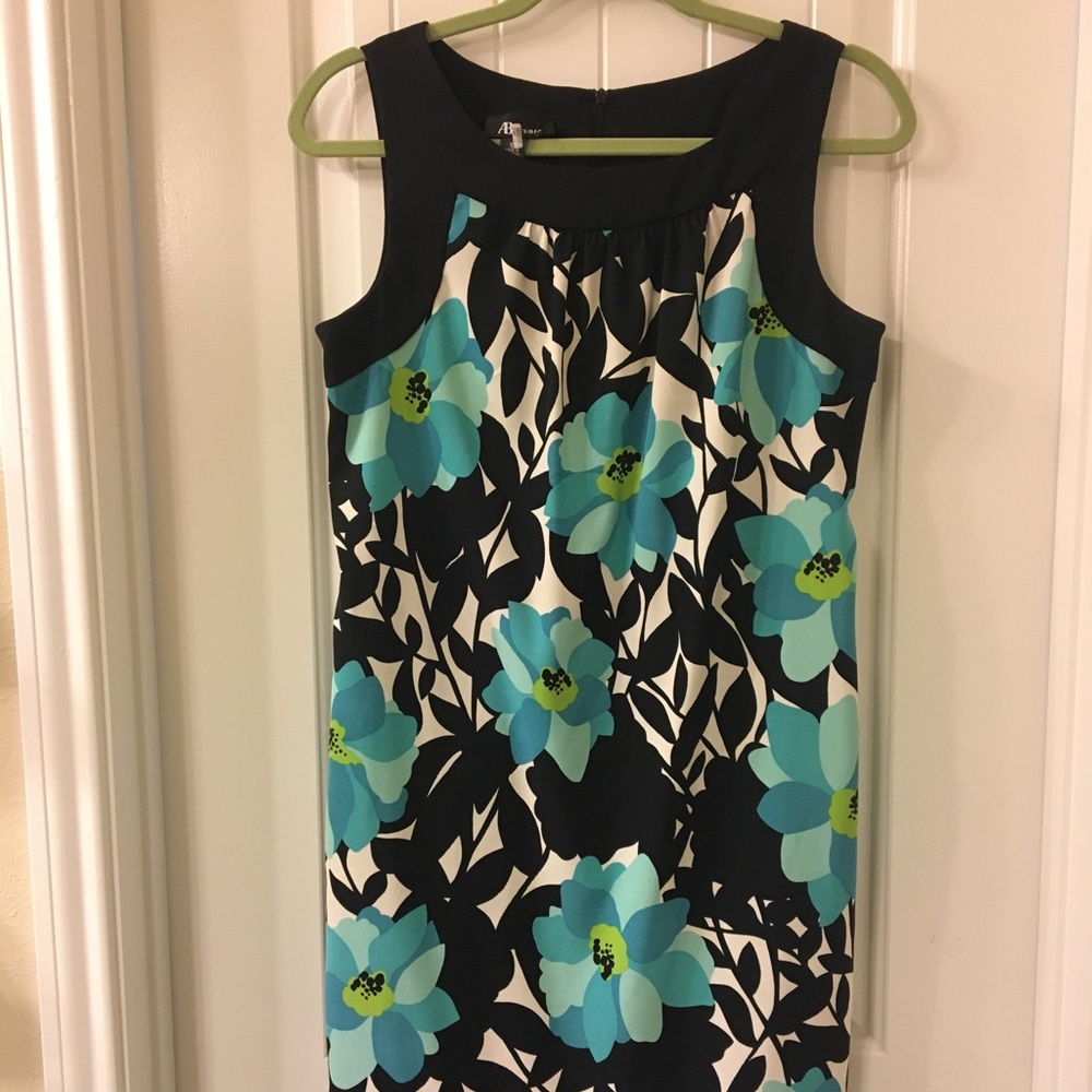 Floral sleeveless sheath dress with pockets